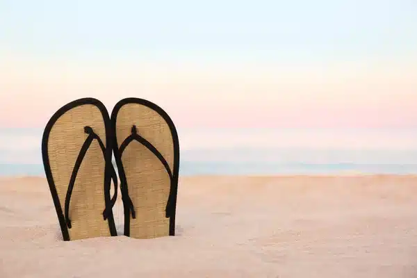 strand slipper is het zand gestoken
