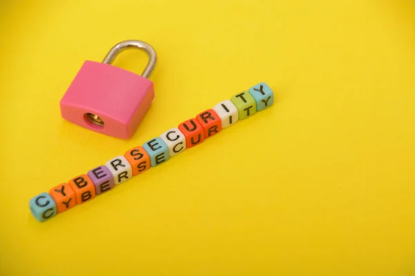 slot met blokjes waar cyber security op staat