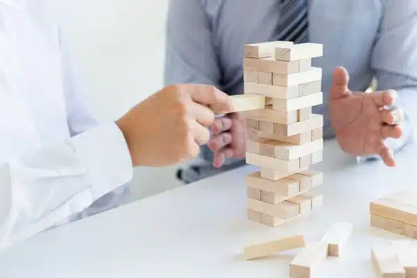 zakelijke mensen spelen houten spel