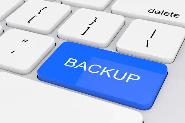 wit toetsenbord met blauw toets waar backup op staat