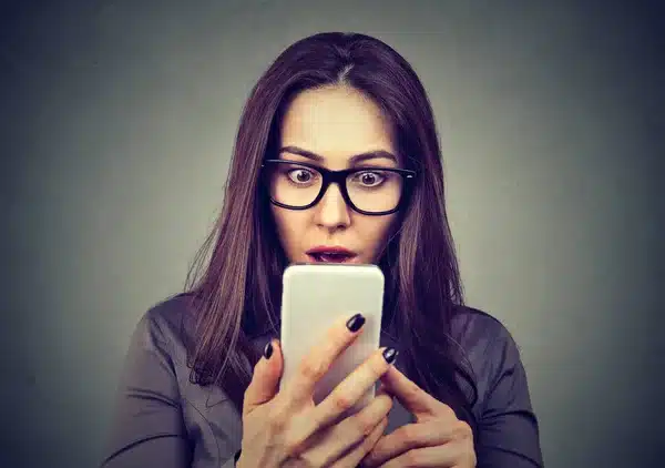 vrouw met mobiele telefoon