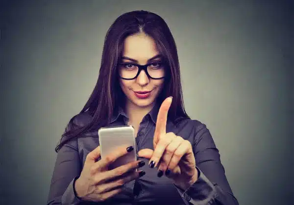 vrouw met mobiele telefoon
