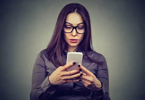 vrouw met mobiele telefoon