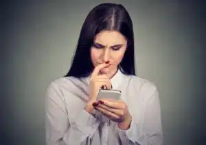 vrouw met mobiele telefoon