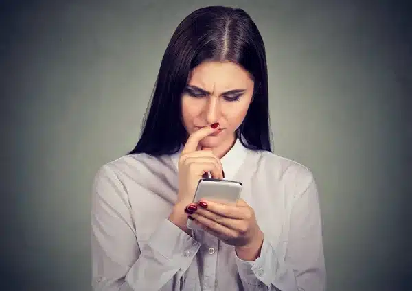 vrouw met mobiele telefoon