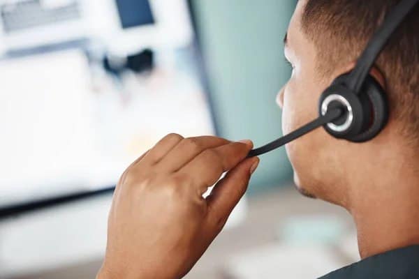 dame aan de telefoon met headset op