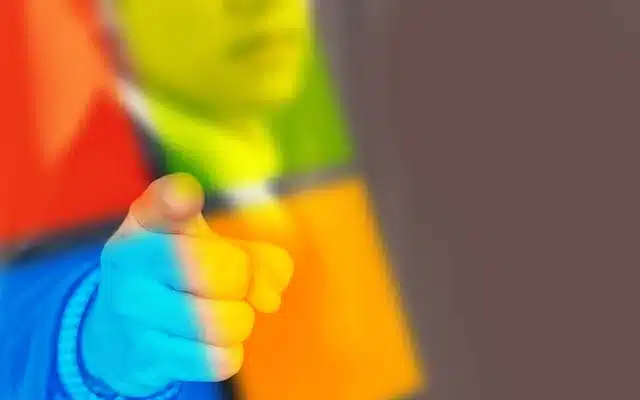 meer kleuren achtergrond met half gezicht en wijzende vinger