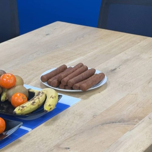 Frikandellen op tafel